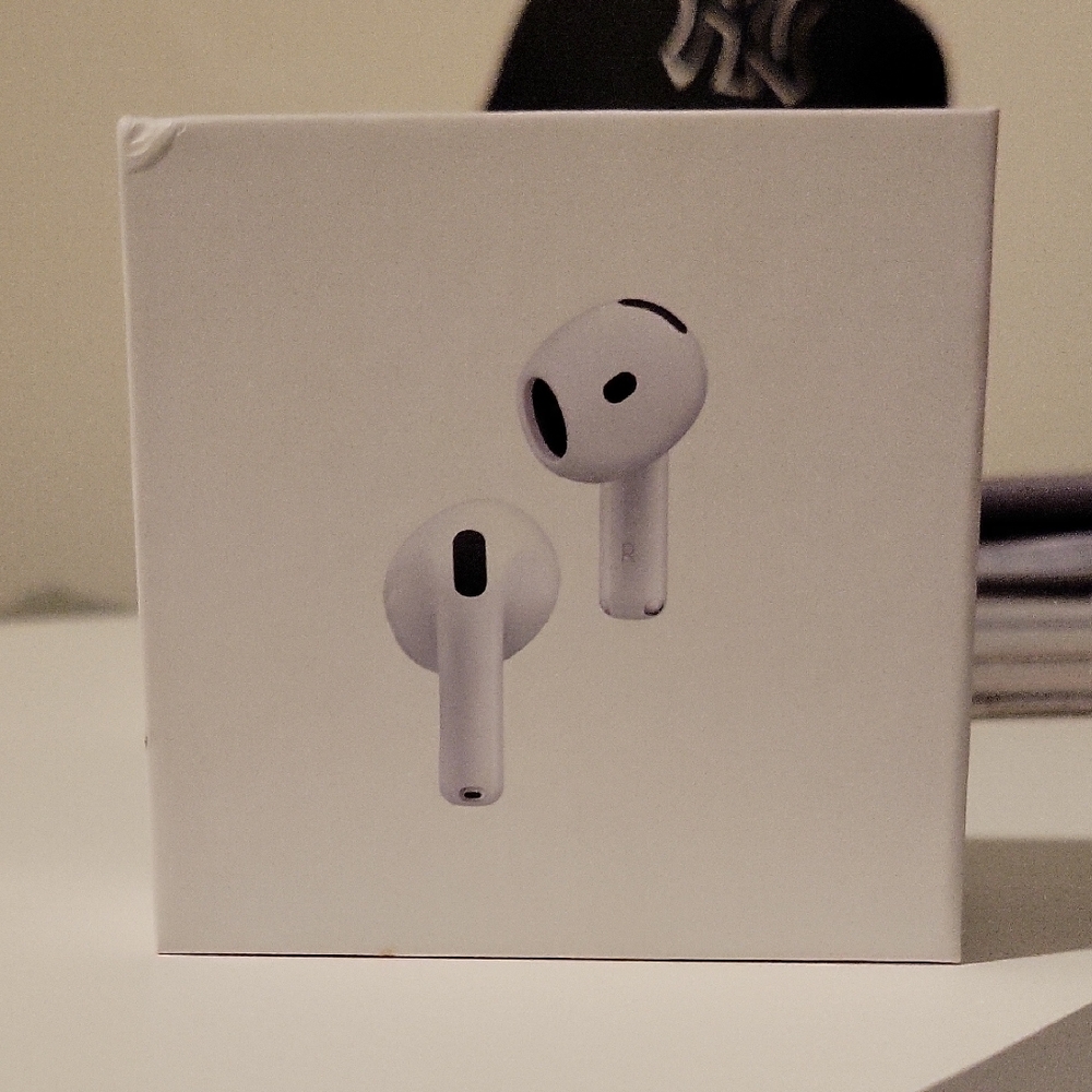 White Wireless Earbuds Apple 4